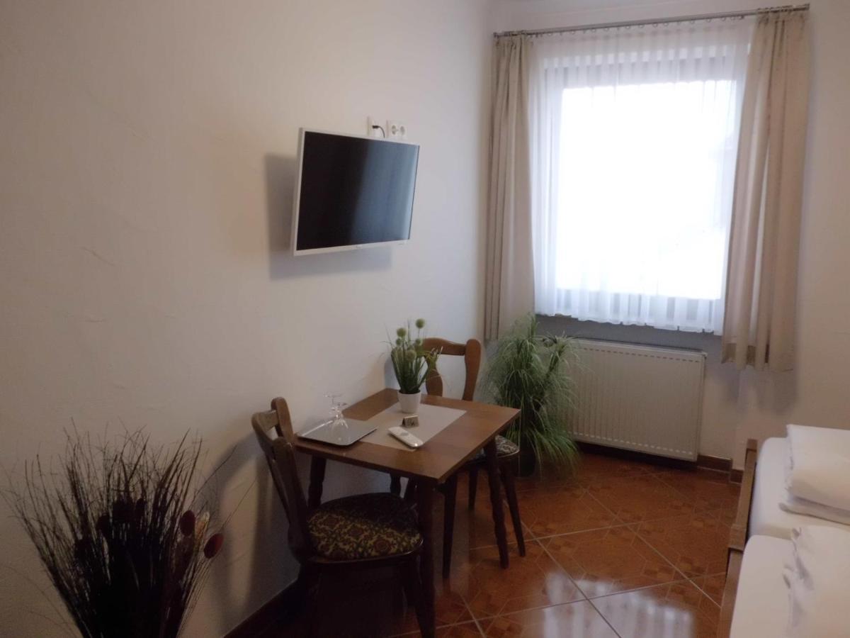 Hotel Restaurant Zur Pfanne Urbar  Buitenkant foto